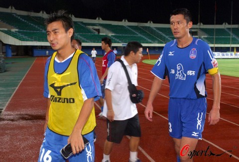 为国出战14次打进1球，尹鸿博获得印有19号的国足纪念球衣