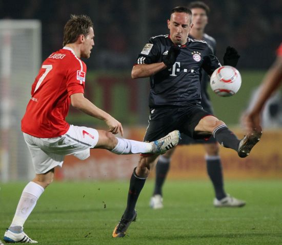 拉齐奥vs莱切：罗马尼奥利、贡多齐首发，卡马尔达、索蒂尔出战