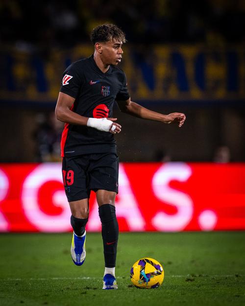 库里尝试用高尔夫球投洞，看起来比他投三分难多了