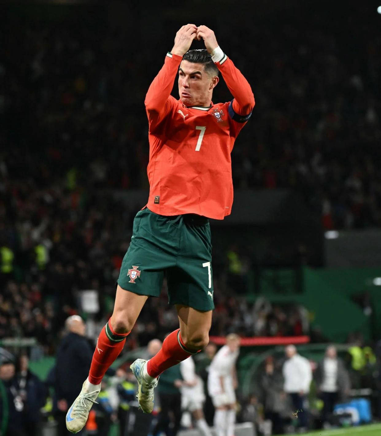 格雷米奥扳平后，主帅梅内塞斯与球迷发生口角并向其竖中指