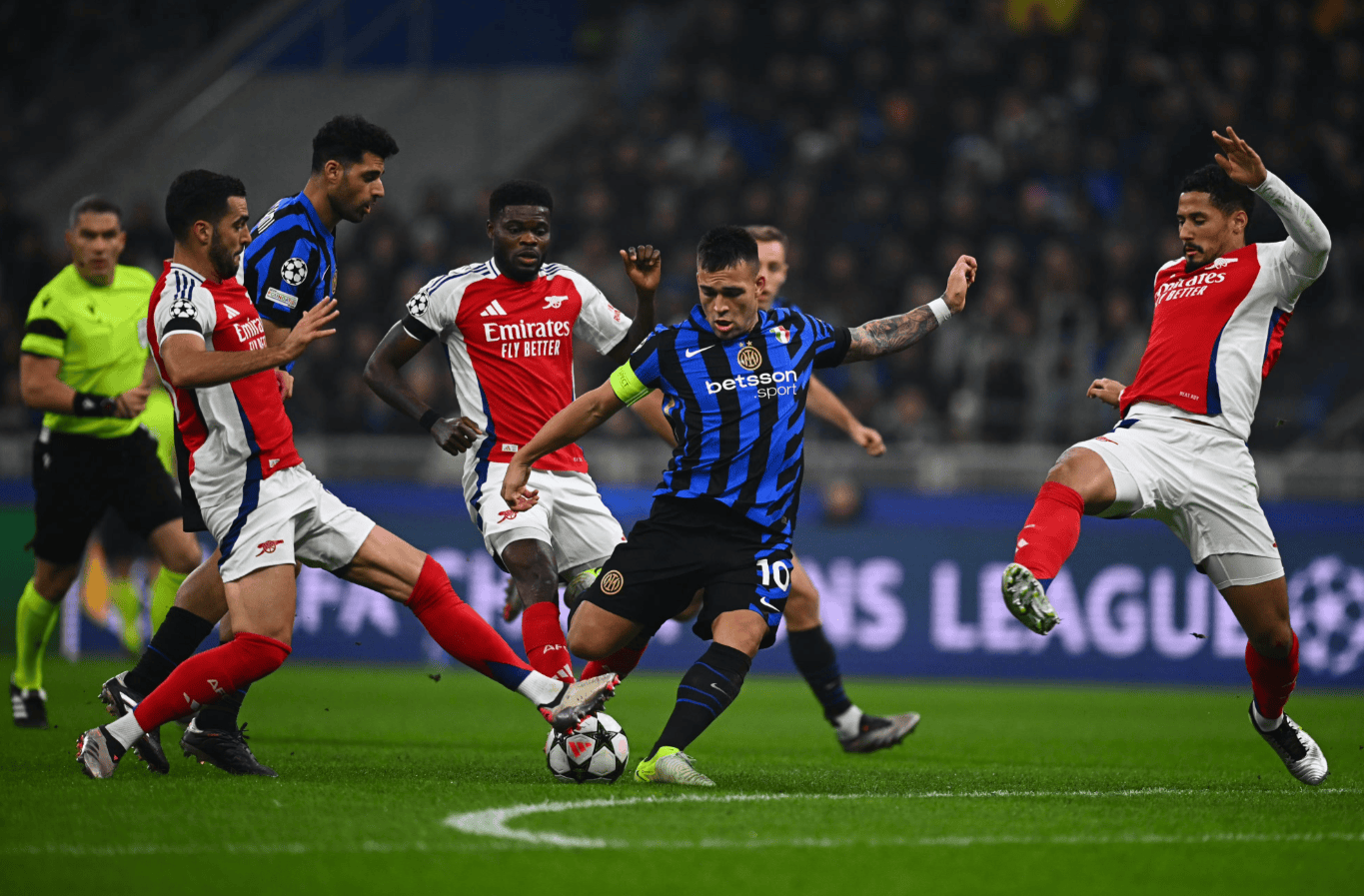 普拉蒂尼等尤文传奇与一线队见面，并参观海瑟尔惨案纪念碑